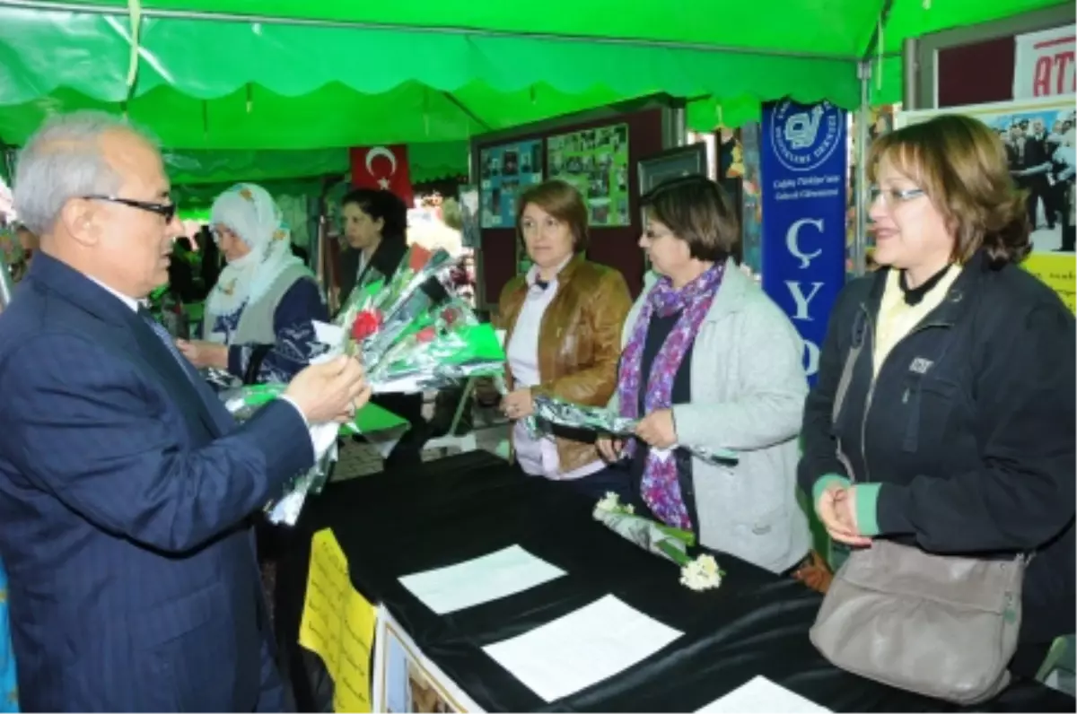 Başkan Kocamaz, Dünya Kadınlar Günü Nedeniyle Gül Dağıttı
