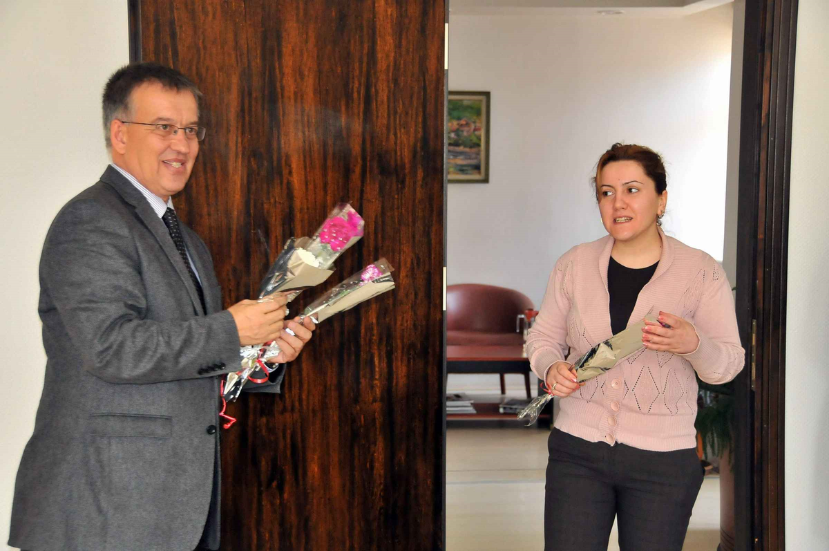 Başkan Oğul Belediyedeki Bayan Personele Çiçek Verdi