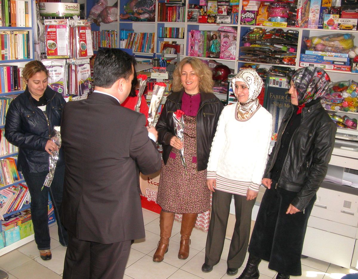 Belediye Başkanı Güne Kadınlara Karanfil Dağıtarak Başladı
