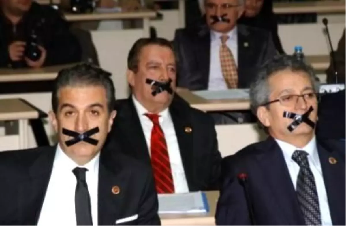 CHP\'li Belediye Meclis Üyeleri Ağızlarını Bantladı