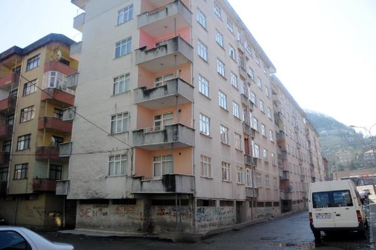 Dolgu Alanına İnşa Edilen 72 Daireli 3 Blok Yan Yattı