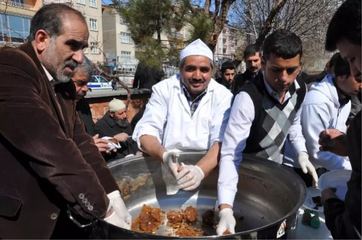 Elazığ\'da 2 Yıl Önce Depremde Ölen 42 Kişi İçin Mevlit