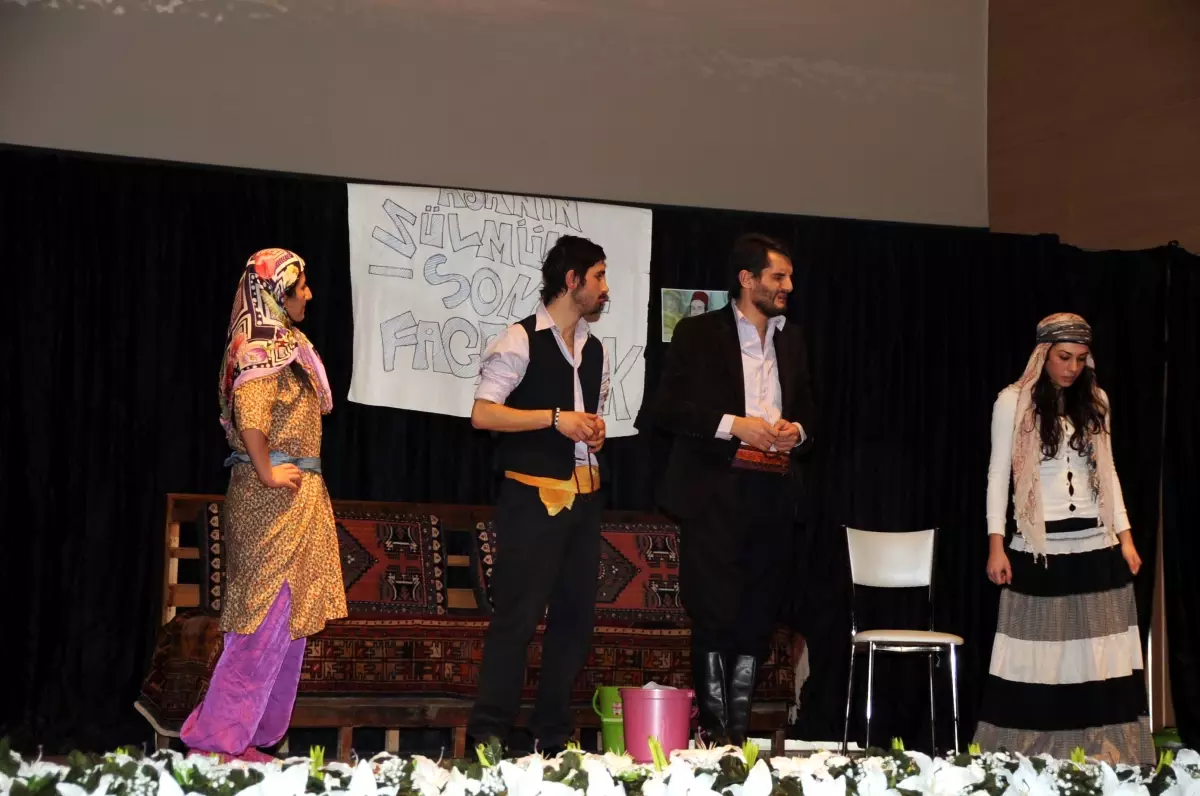 \'Erkekler Köyü\' Adlı Tiyatro Oyunu Sahnelendi