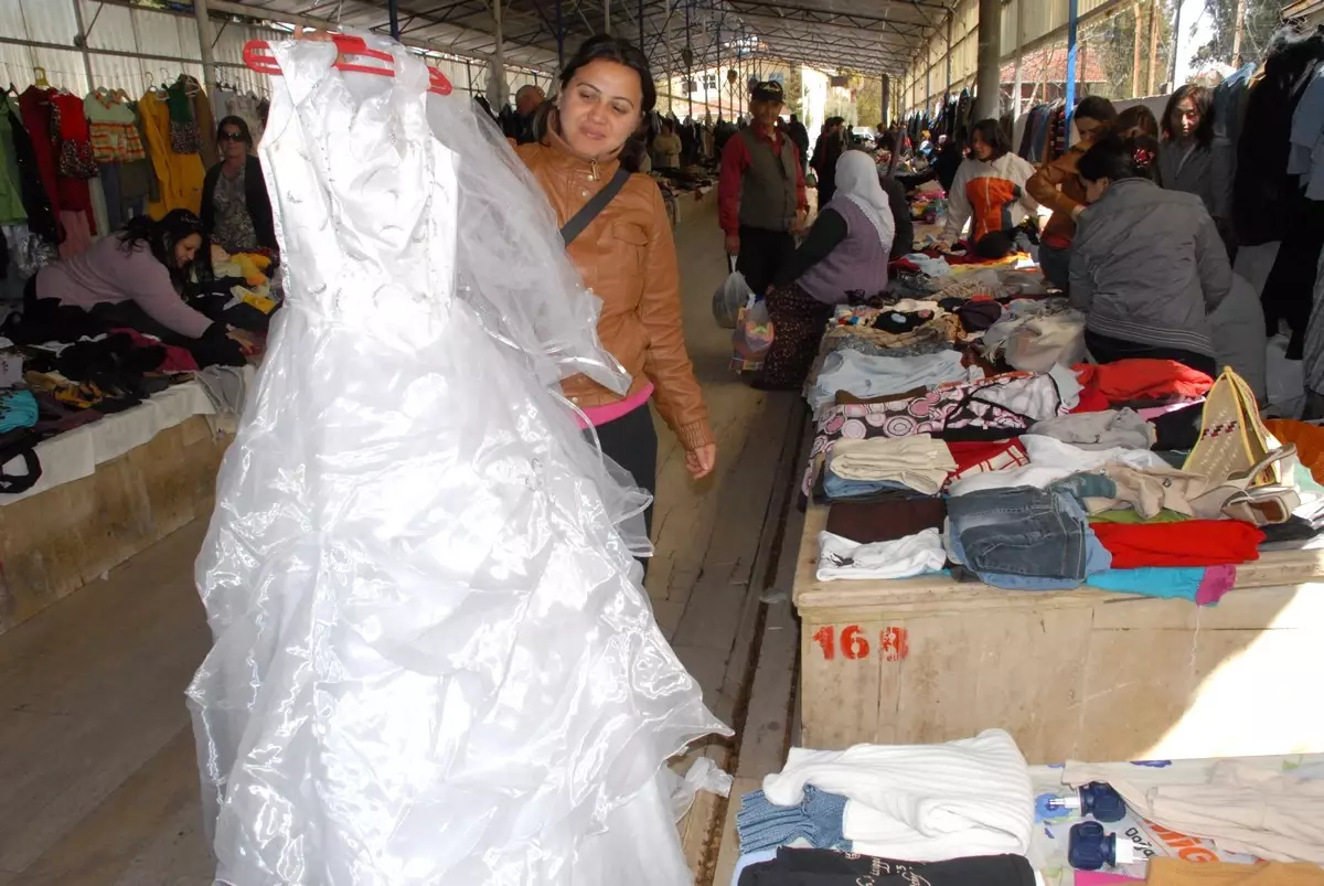 Gelinliğini 2. El Pazarında 20 TL\'ye Satışa Çıkardı