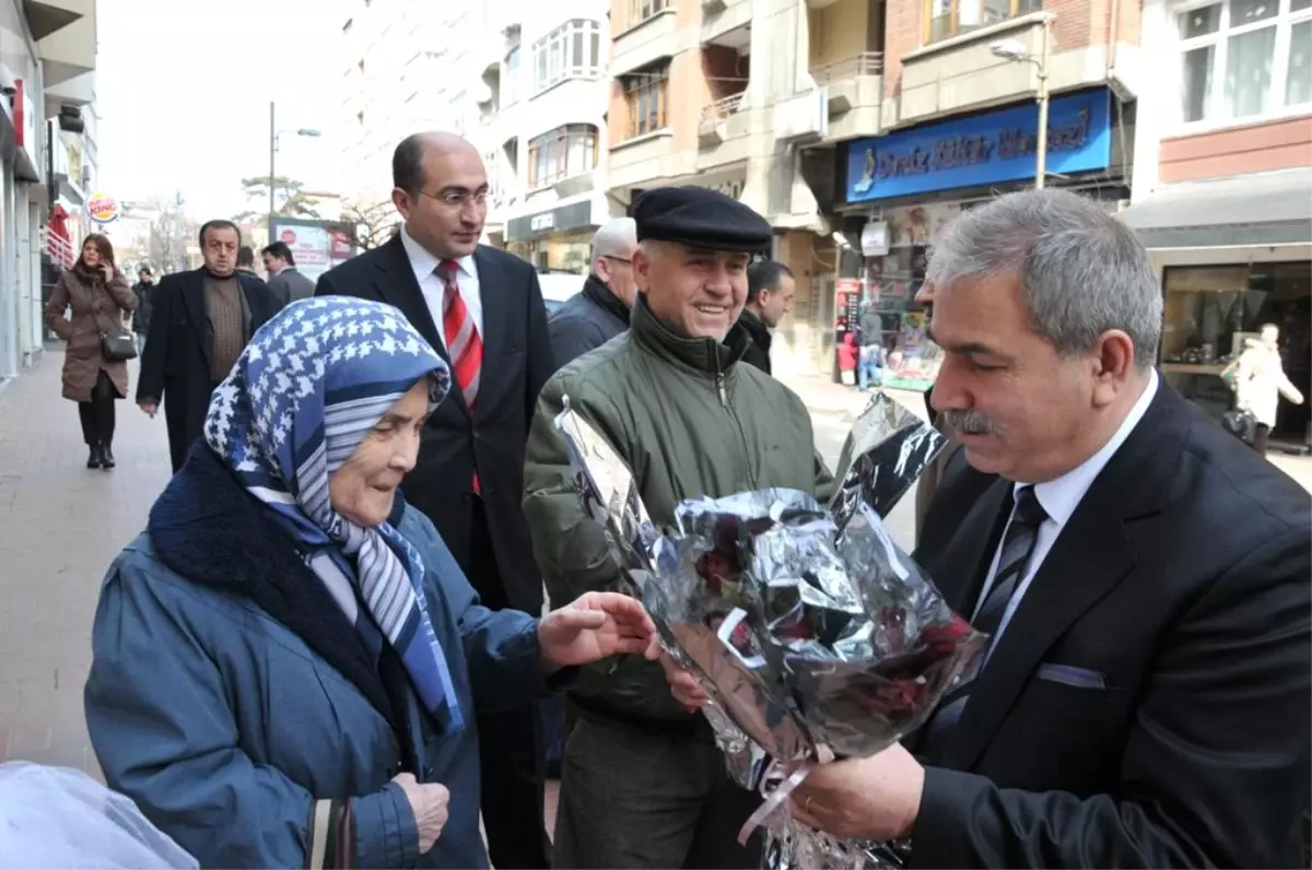 İlkadım Belediyesi 25 Bin Karanfil Dağıttı