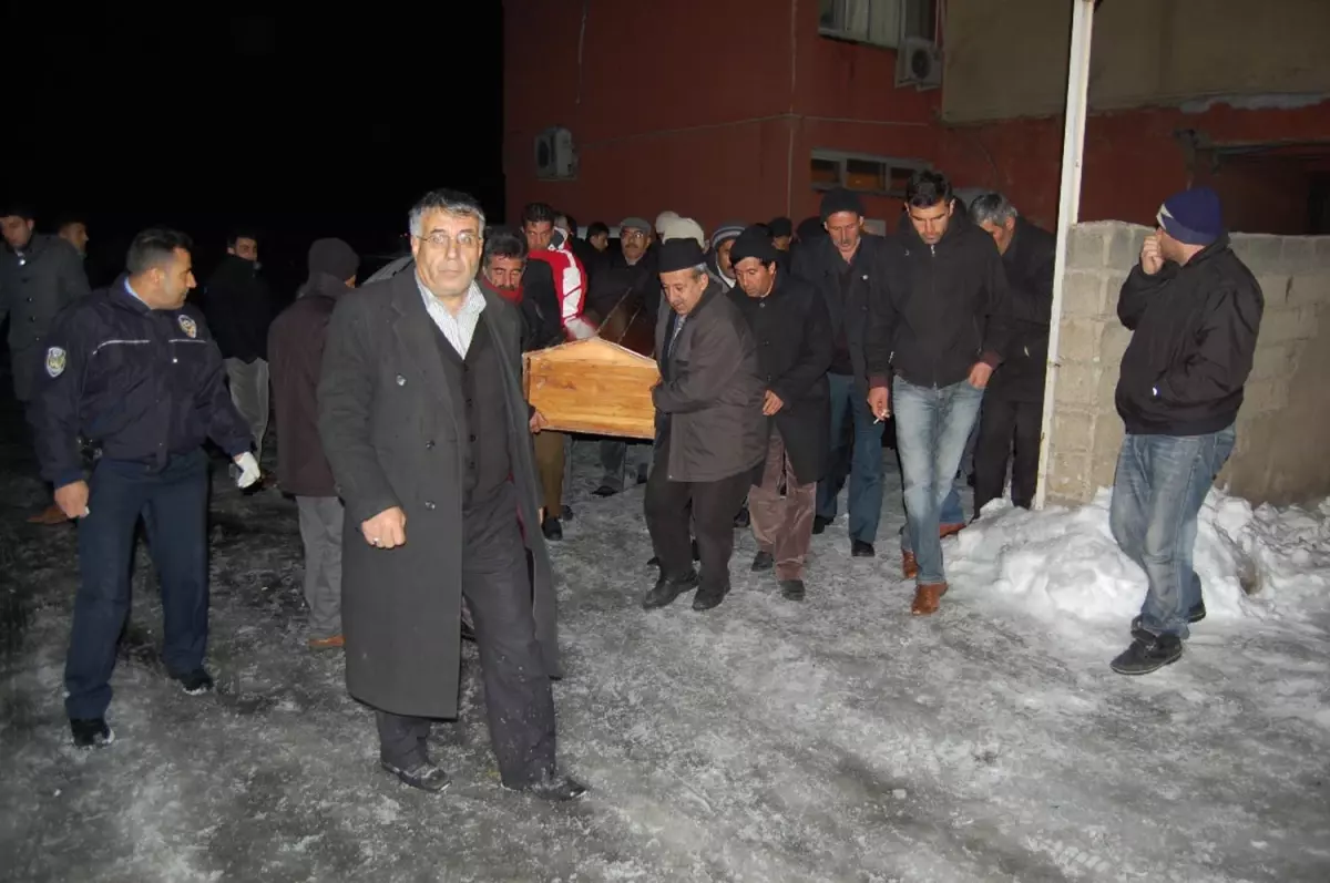 İş Makinesinin Altında Kalan Muhtar Hayatını Kaybetti