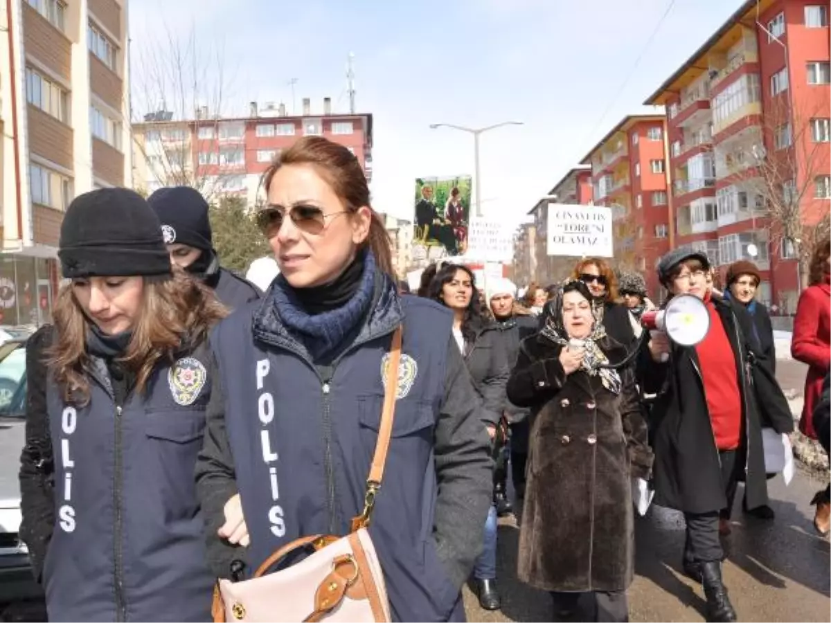 Kadın Yürüyüşünde Kadın Polisler Görev Yaptı