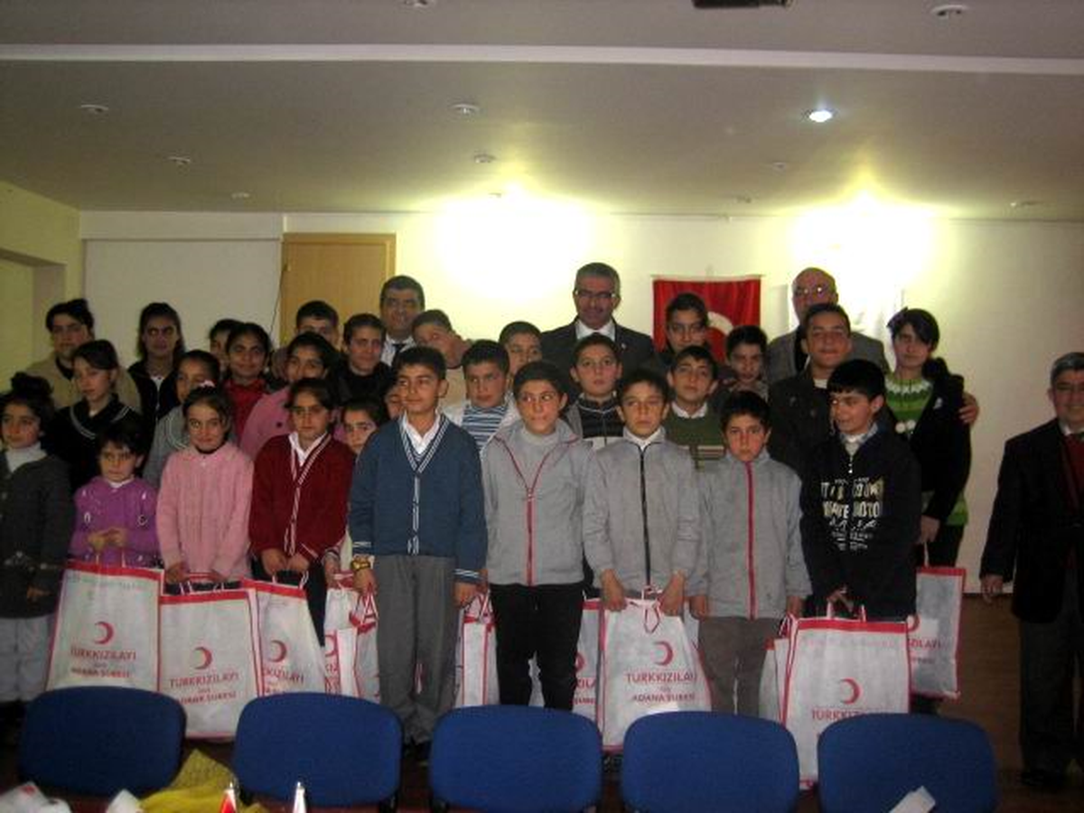 Kızılay\'dan Depremzede Çocuklara Giyim Yardımı