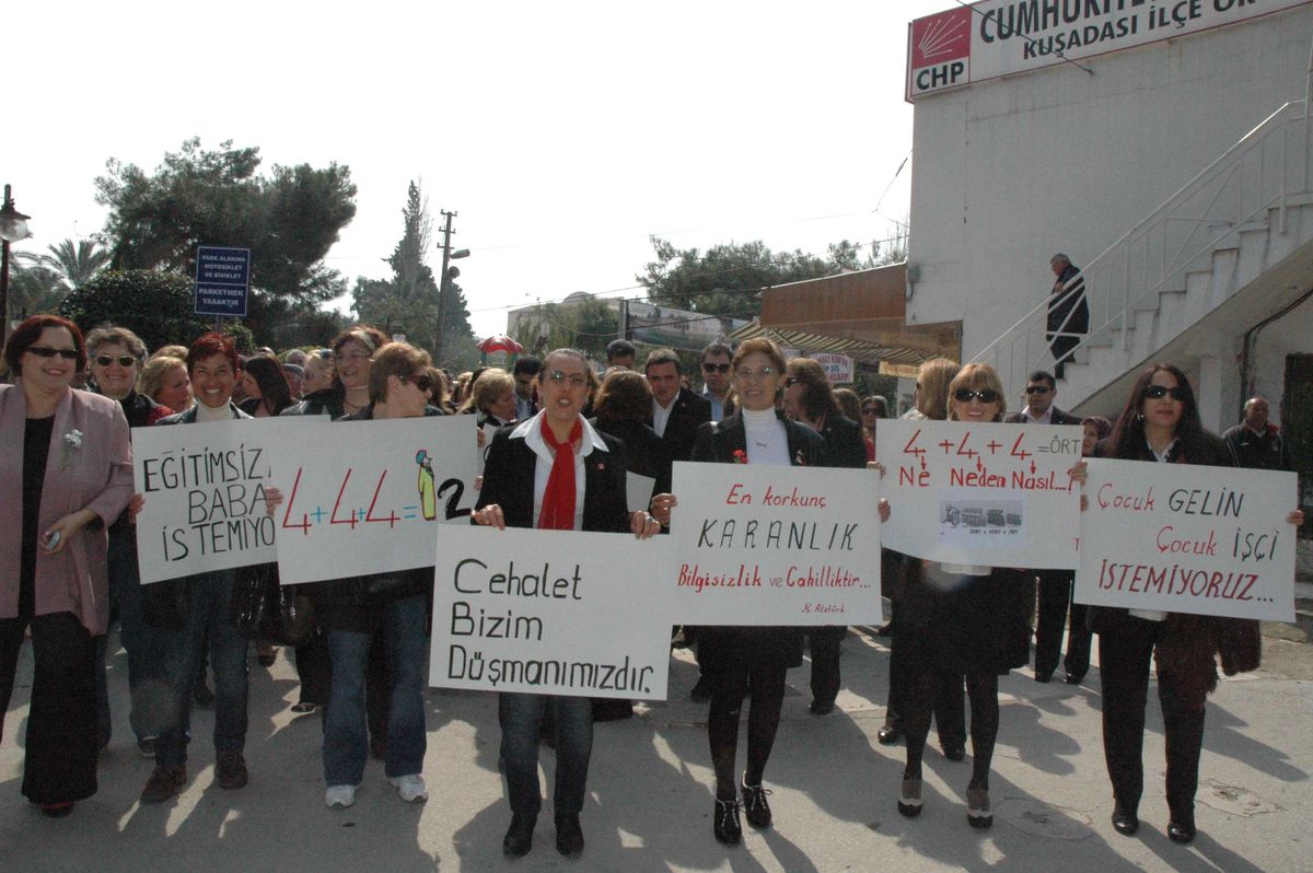 Kuşadası\'nda CHP\'li Kadınlardan Basın Açıklaması