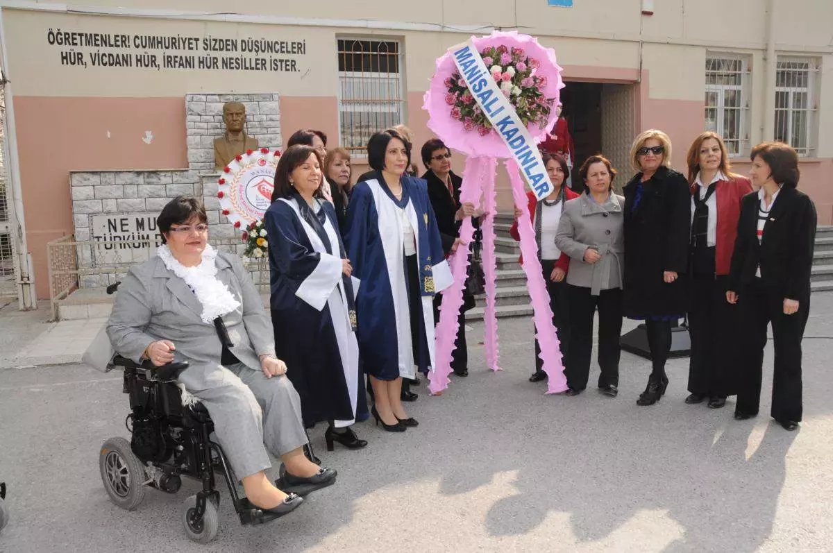 Manisalı Kadınlar Günlerini Kutladı