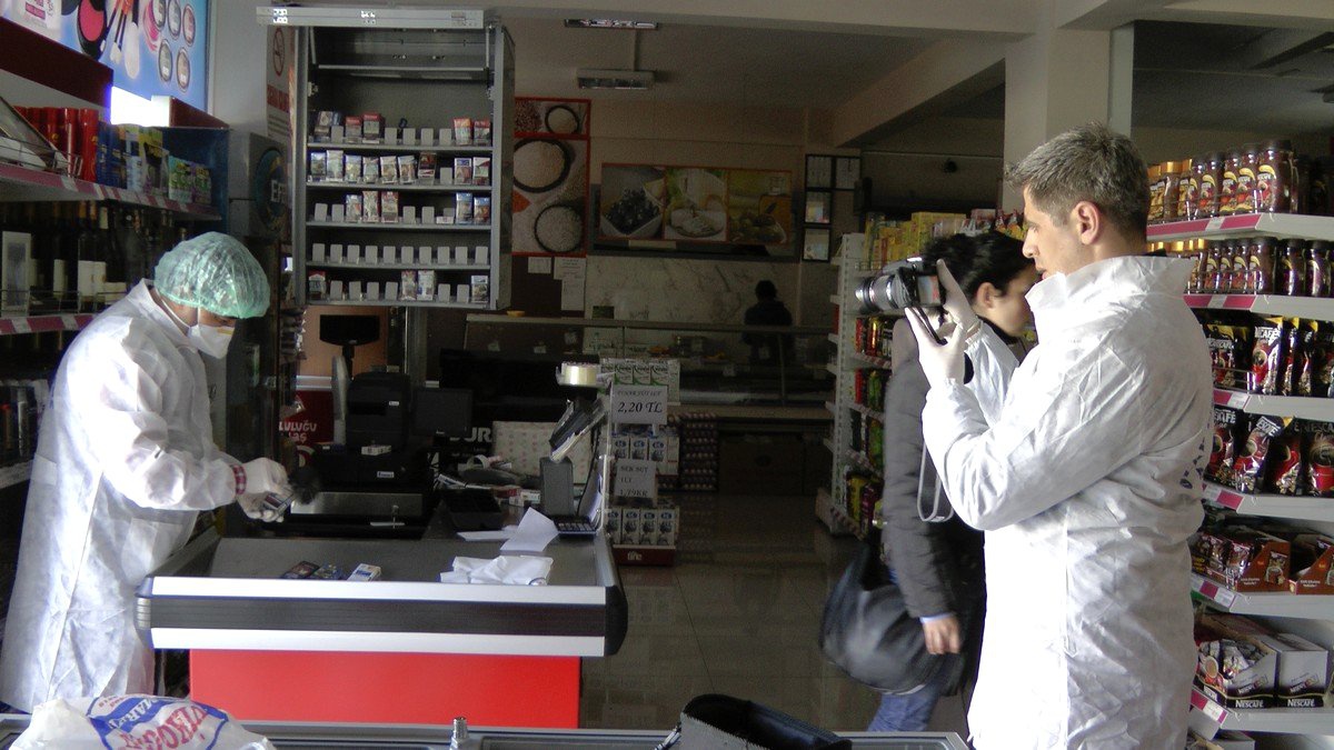 Markete Giren Hırsızlar Güvenlik Kameralarını Kırdılar
