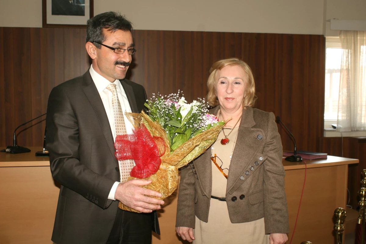 Meclis Başkanı Bübül\'den Bayan Meclis Üyesine 8 Mart Jesti