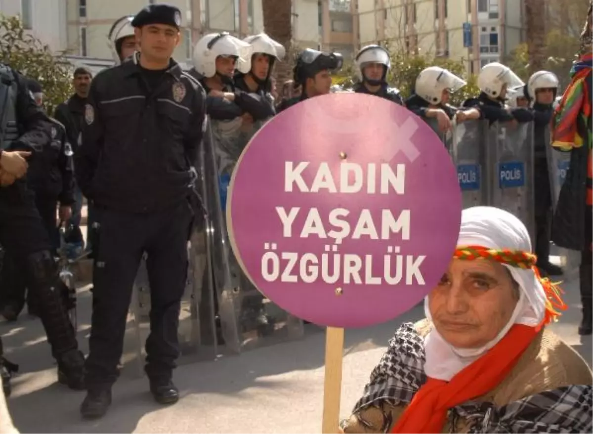 Mersin\'de BDP\'li Kadınların Yürüyüşüne Polis İzin Vermedi