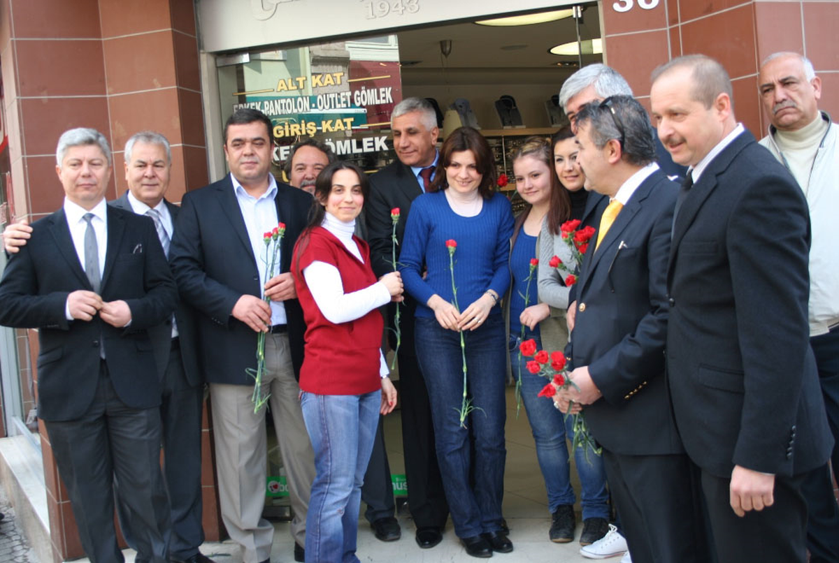 Oda Başkanları Kadınlara Karanfil Dağıttı