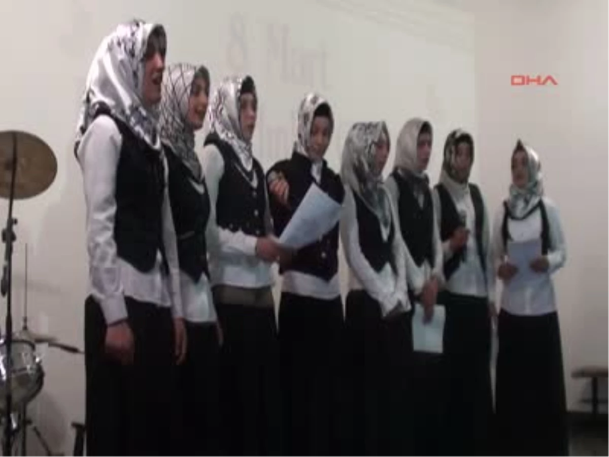Özalp\'te Kürtçe İlahili Kadınlar Günü Kutlaması