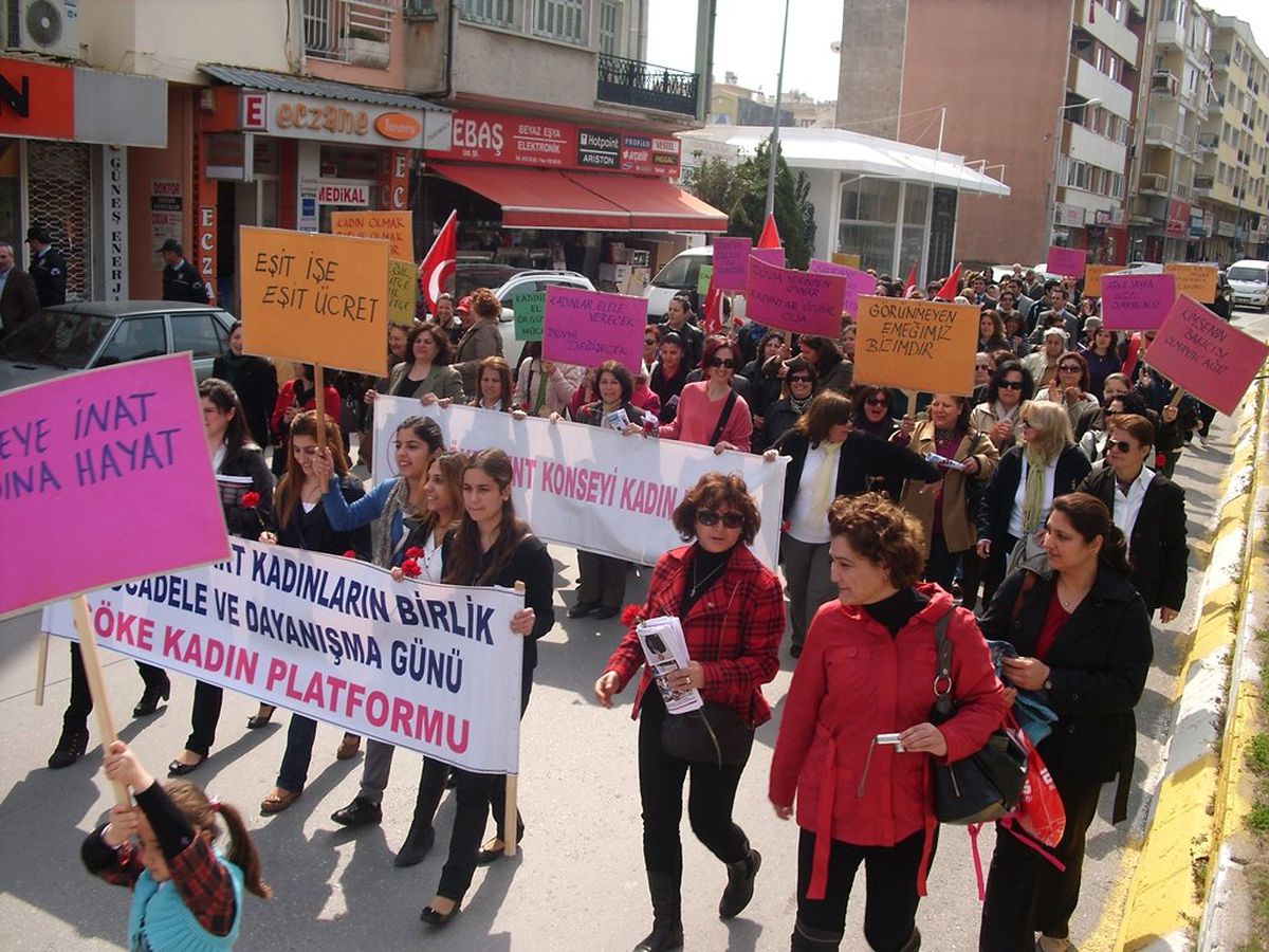 Söke\'de Kadınlar Birlik, Dayanışma ve Mücadele İçin Yürüdü