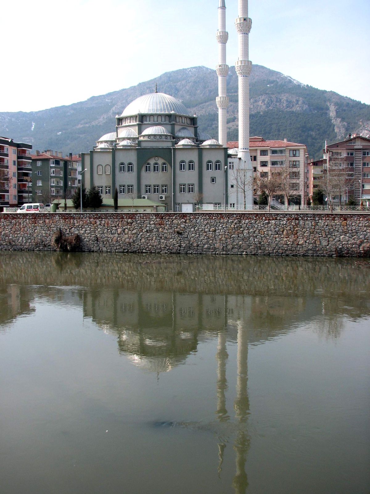 Sudaki Gölge Cami