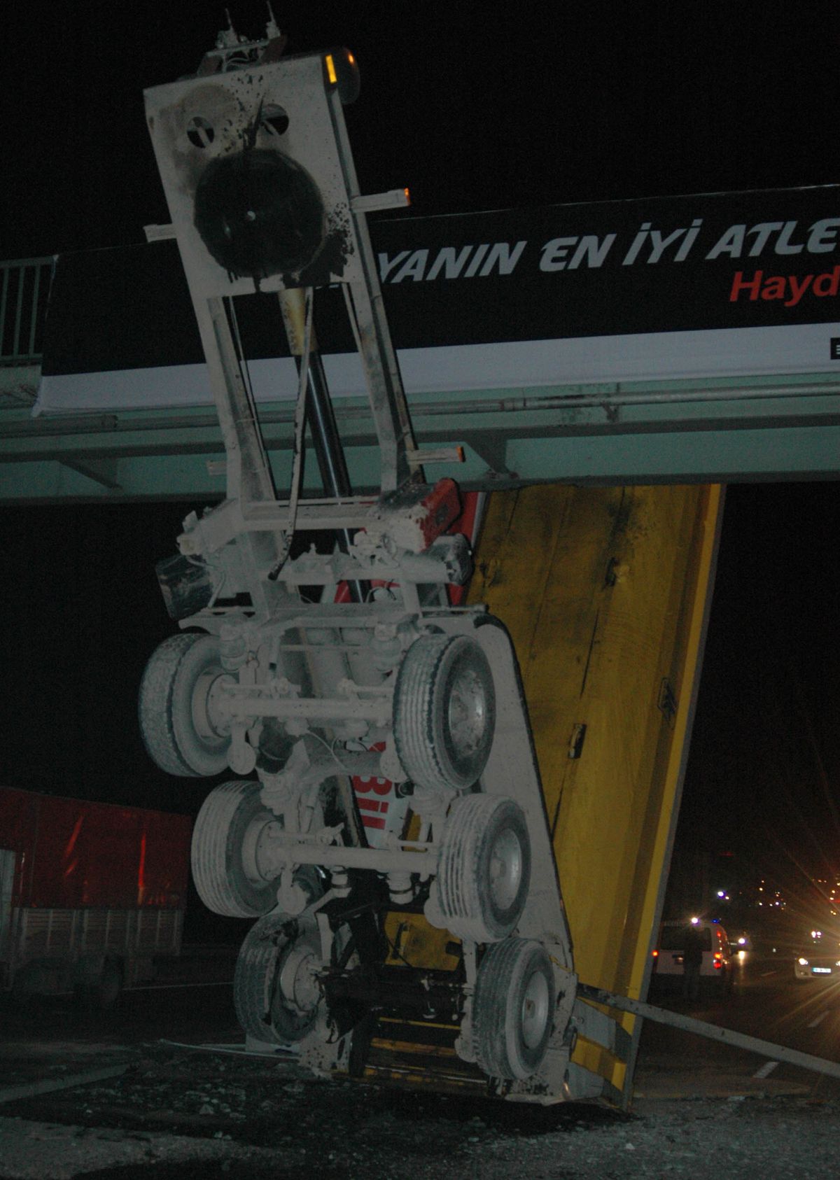 Tır Dorsesi Üst Geçide Takıldı