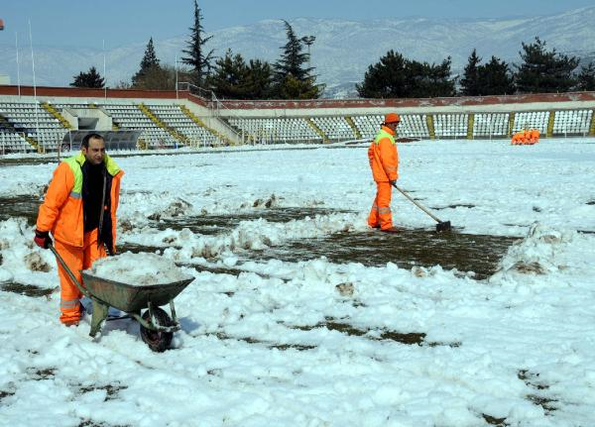 Tokatspor-Çorumspor Maçı Öncesi Kar Temizleme Seferberliği