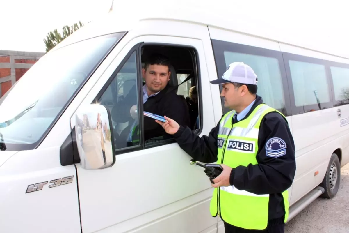 Trafik Polisleri Kitap Dağıttı