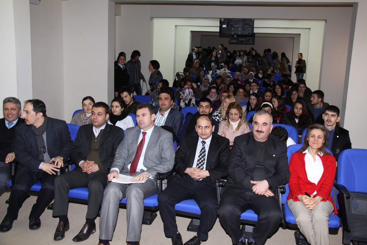 Üniversite Öğrencilerine \'Madde Bağımlılığı ile Mücadele\' Konulu Konferans