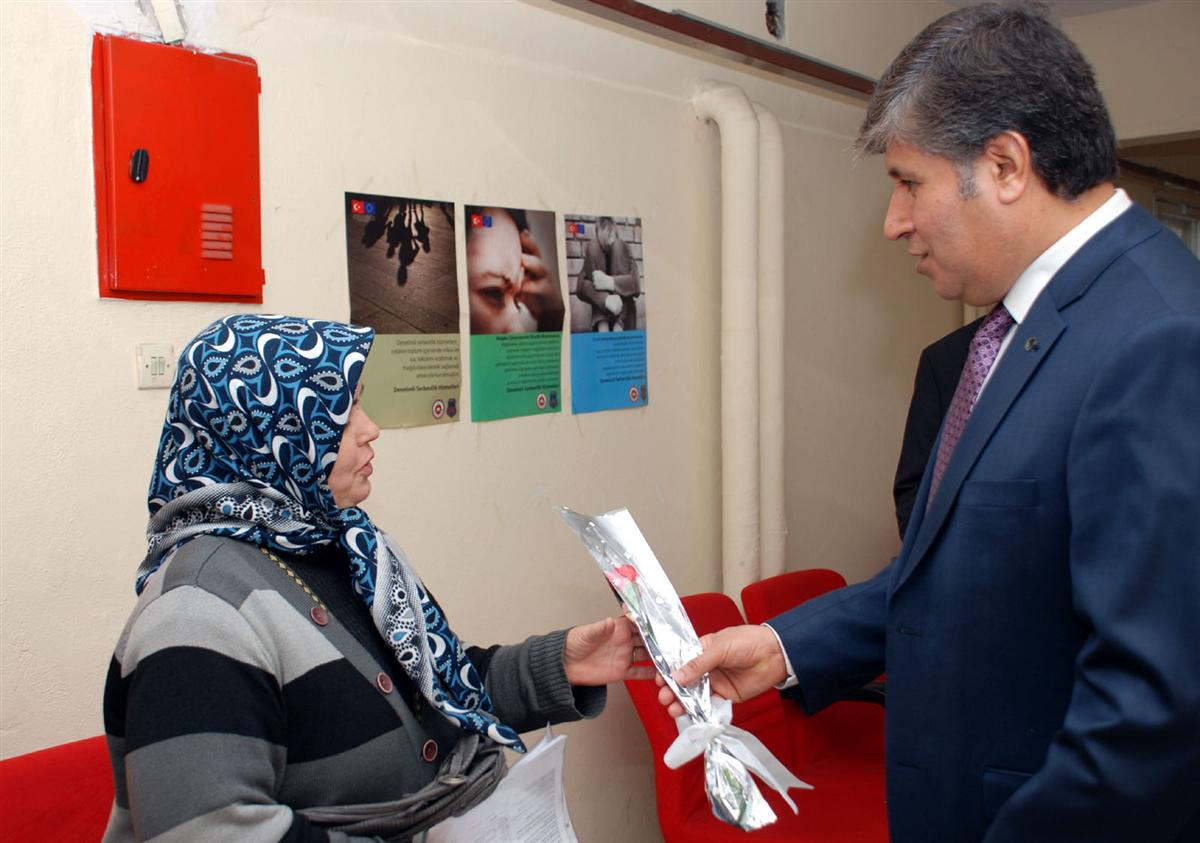 Vali Akpınar, Çalışan Kadınlara Karanfil Verdi