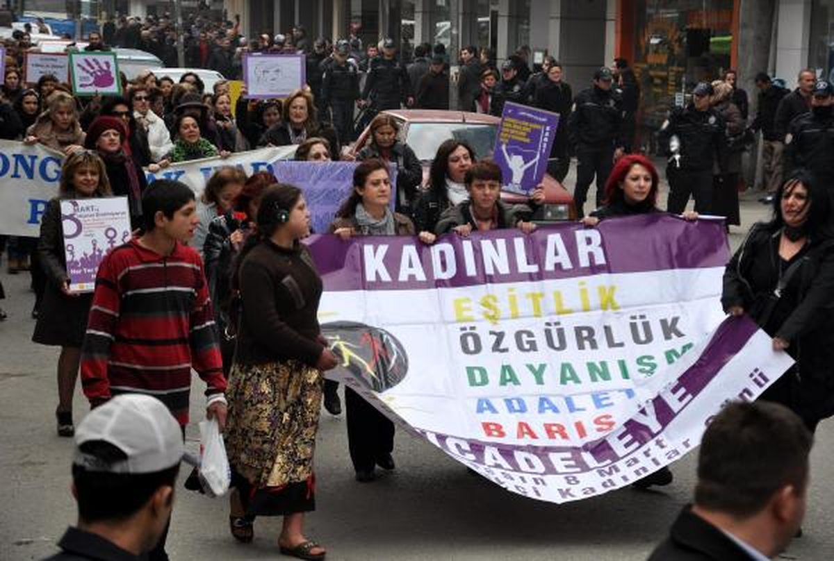 Zonguldak\'ta Kadına Şiddete Karşı Protesto Yürüyüşü