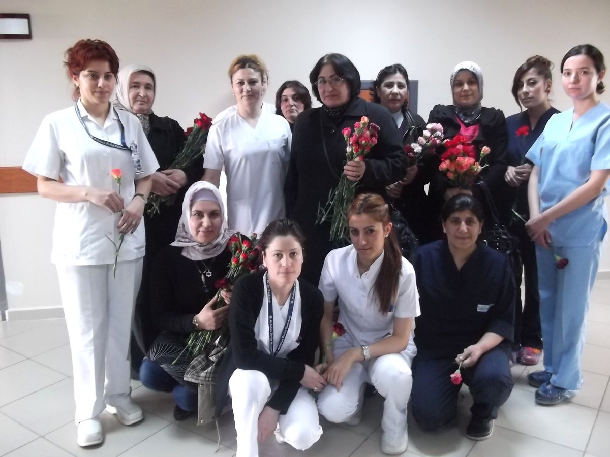 Ak Partili Kadınlar \'8 Mart Dünya Kadınlar Günü\' Dolayısıyla Hastalara Çiçek Dağıttı
