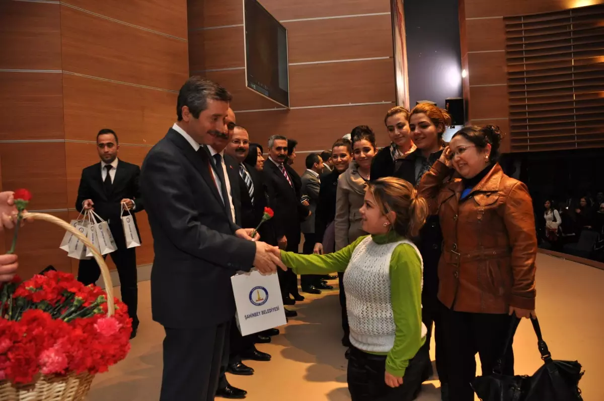 Başkan Tahmazoğlu Kadın Personellerin Gününü Kutladı