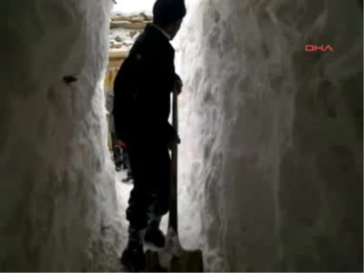 Bitlisekevlerine Kar Tüneli ile Giriyorlar