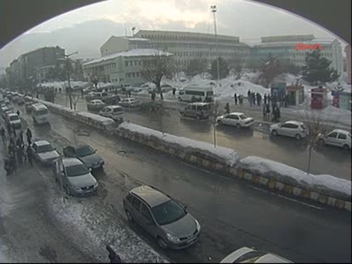 Buz Kütlesi Kadınların Üzerine Düştü, O Anlar Mobese Kamerasına Böyle Yansıdı