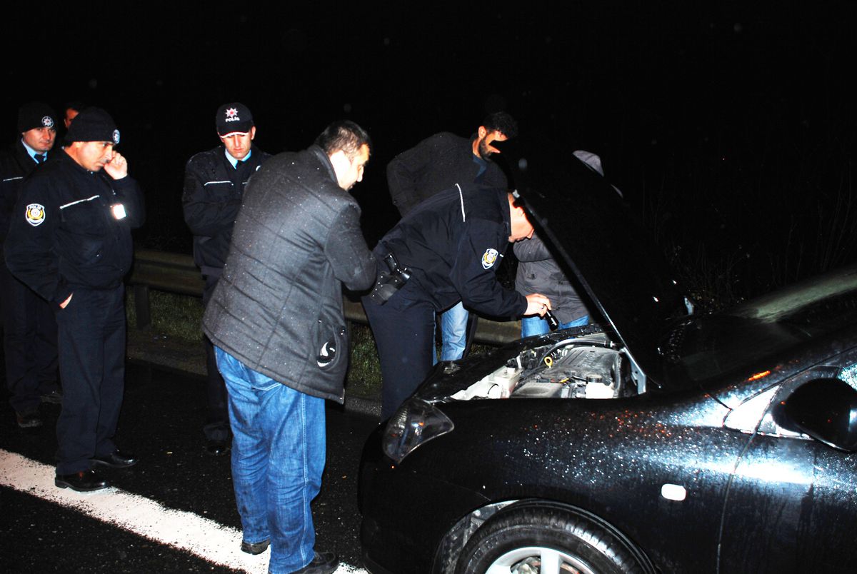 Çalıntı Otomobili Otoyolda Bırakıp Kaçtılar