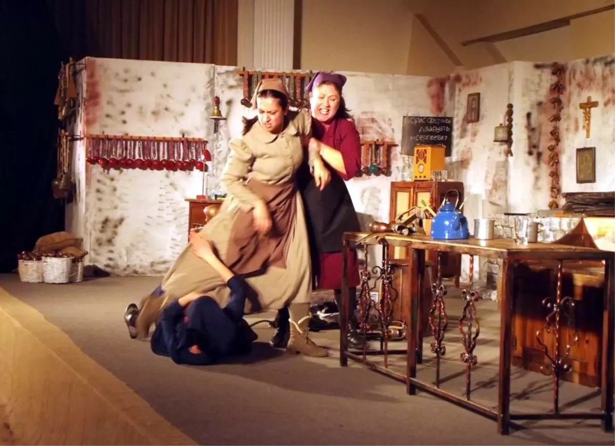 \'Demir Döven Kadınlar\' Sahnelendi