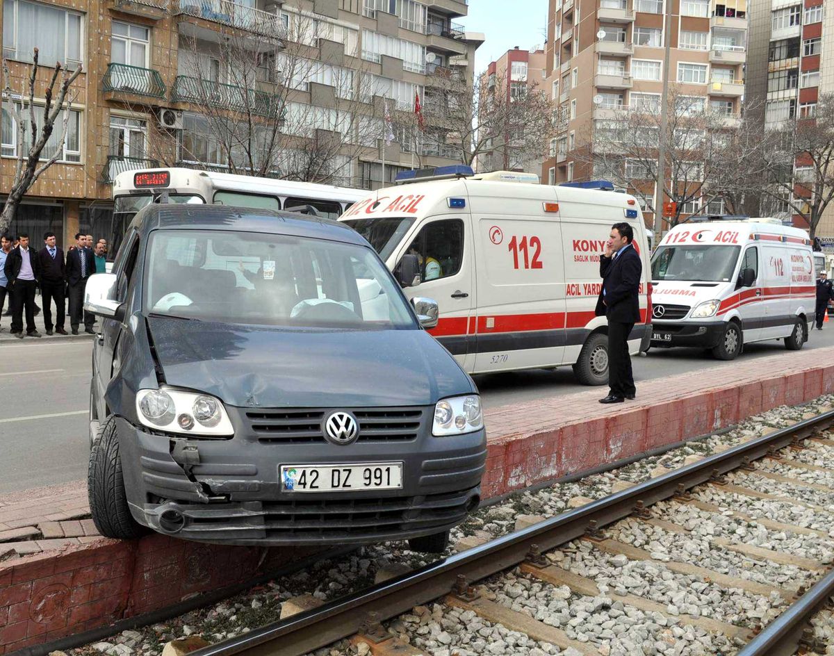 Dolmuşa Arkadan Çarpan Kamyonet Tramvay Yoluna Çıktı
