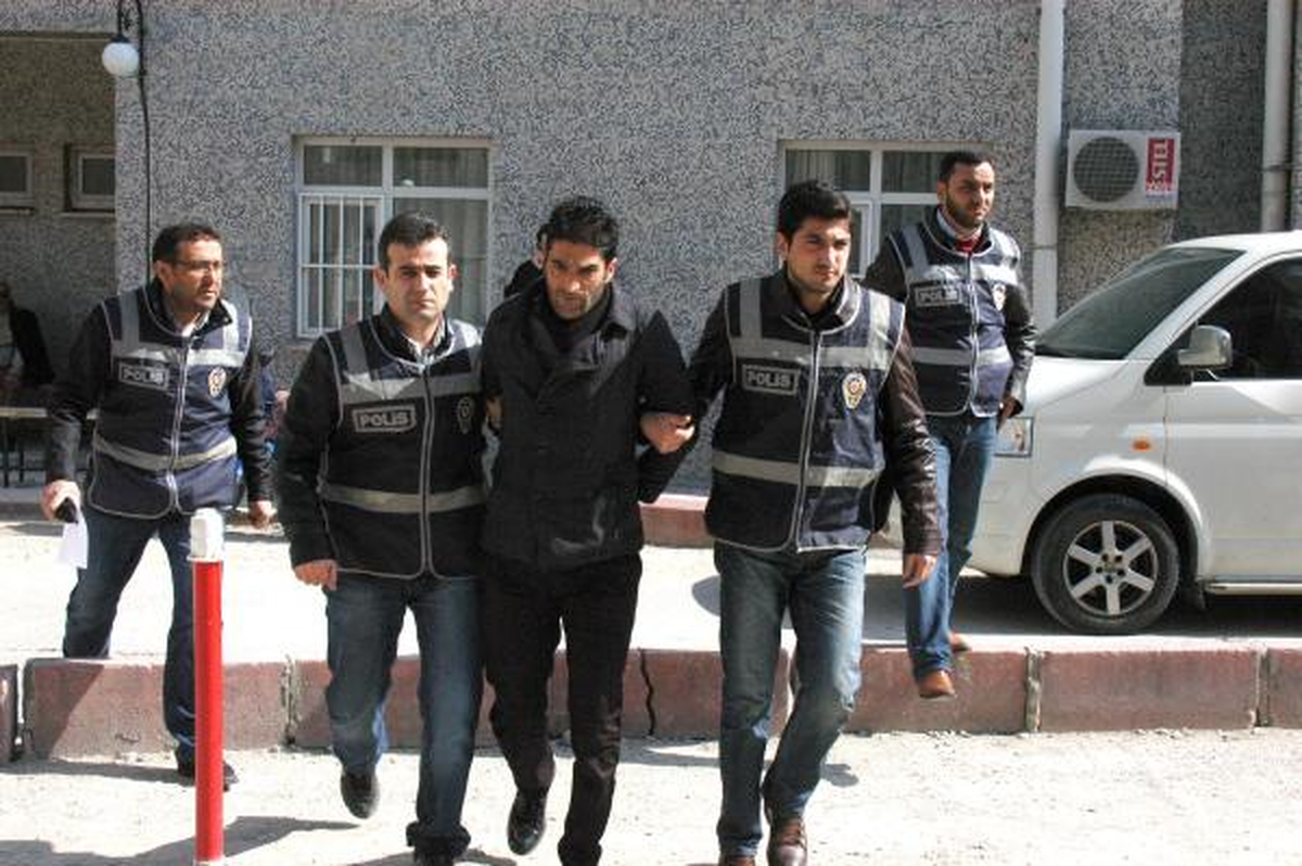 Emniyet Müdürlüğü Önünde Şüpheliye Kalaşnikofla Saldıranlardan Biri Yakalandı