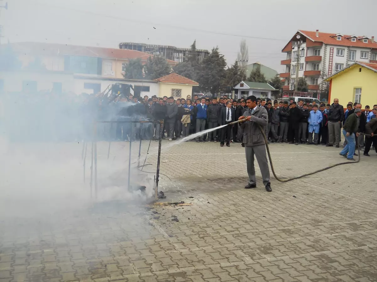 Eşme Endüstri Meslek Lisesinde Yangın Tatbikatı