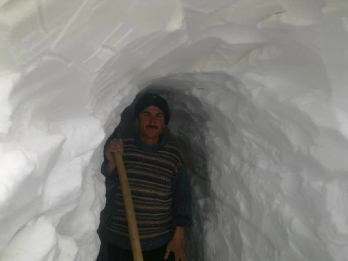 Evlere Kar Tünellerinden Giriliyor