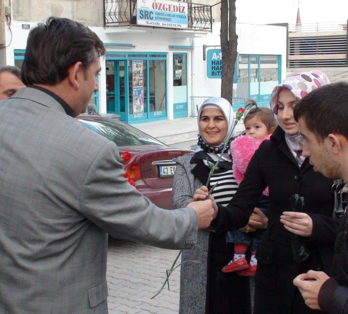 Gediz Emniyet Müdürü Haci Çağlar, Karanfil Dağıttı