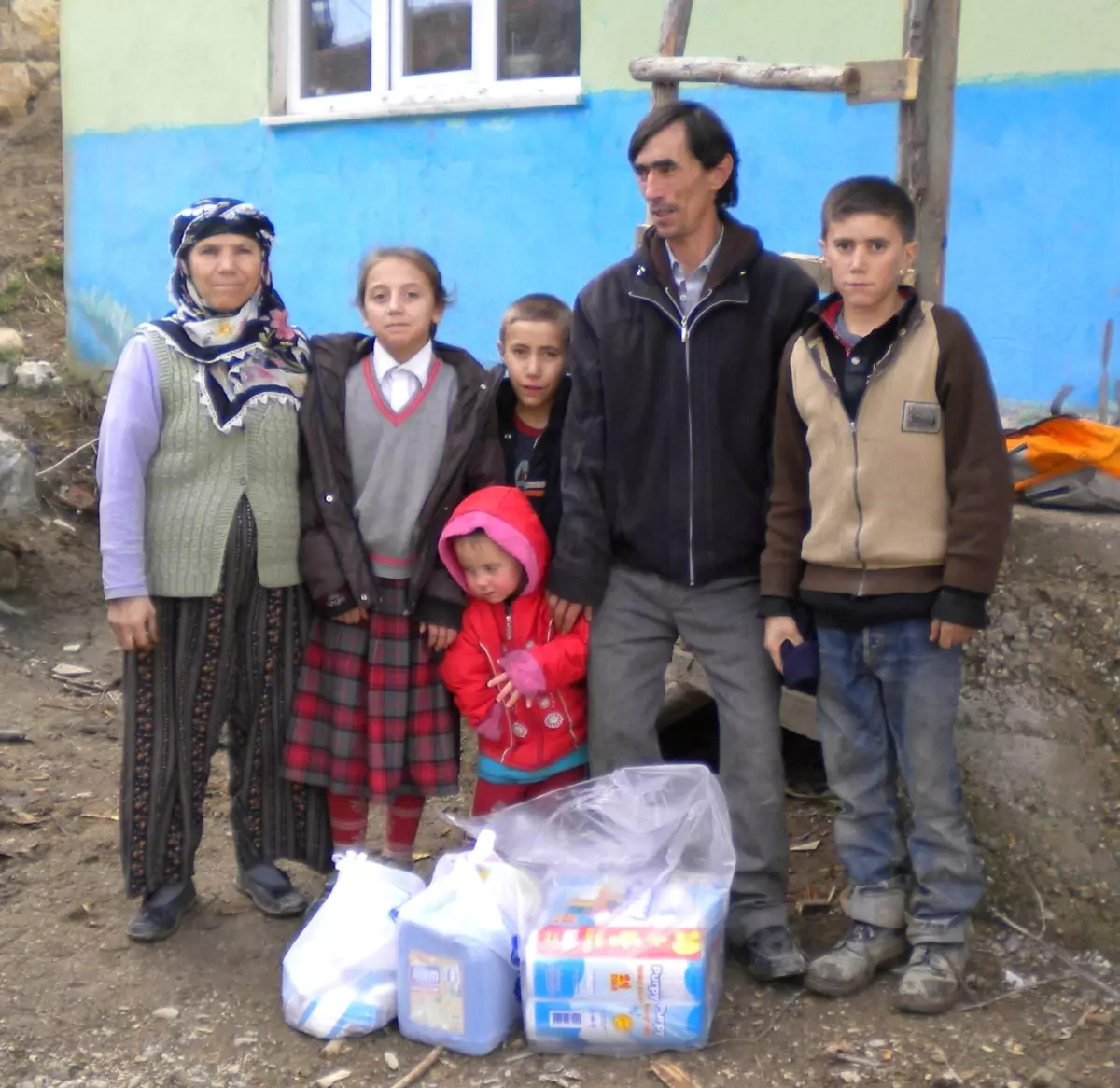 Gediz Sosyal Yardımlaşma ve Dayanışma Vakfından Temizlik Malzemesi Yardımı