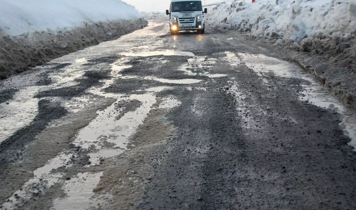 Kar Yağışı Yollara Zarar Verdi