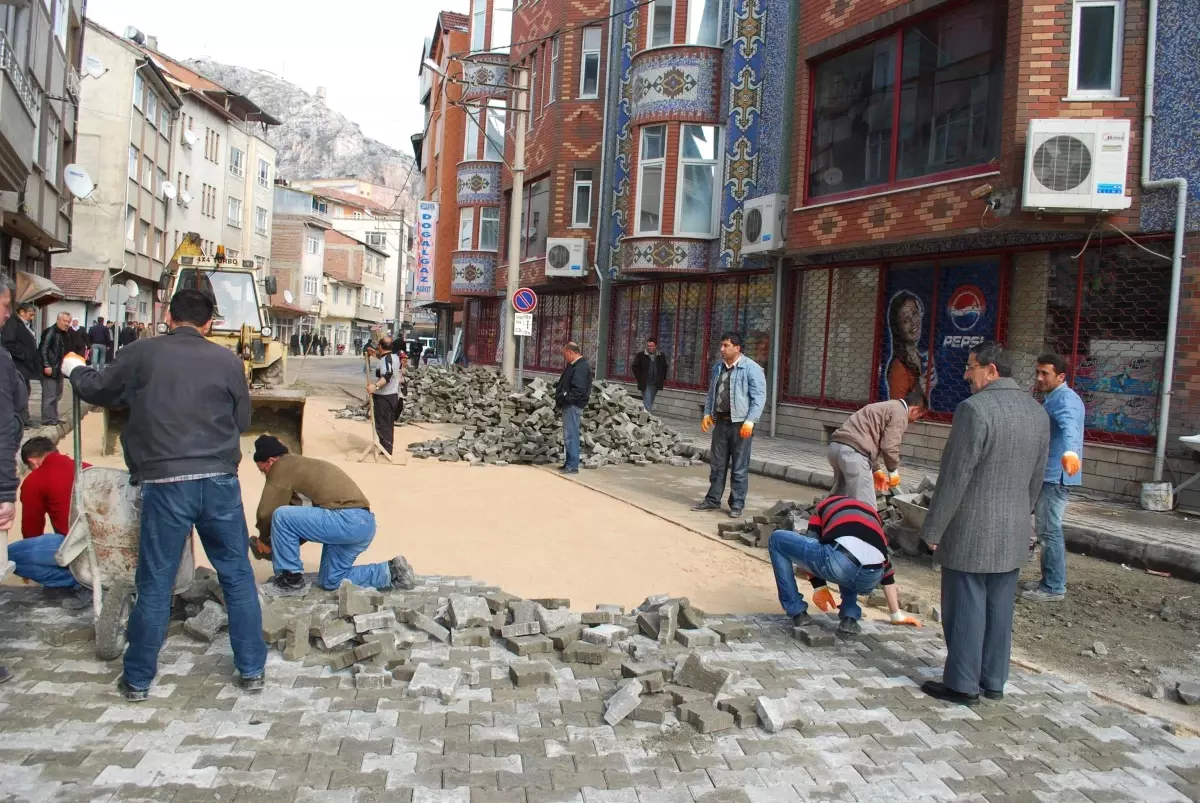 Kış Mevsimi Nedeni ile Bozulan Yollarda Parke Çalışması