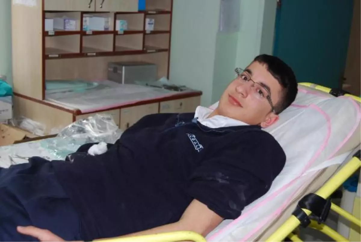 Lise Öğrencisinin Okulda Bıçakla Şakası Hastanede Bitti