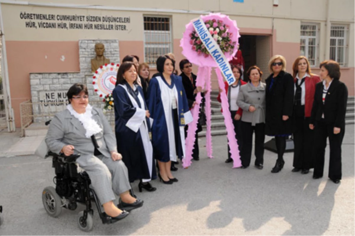 Manisalı Kadınlar Günlerini Kutladı
