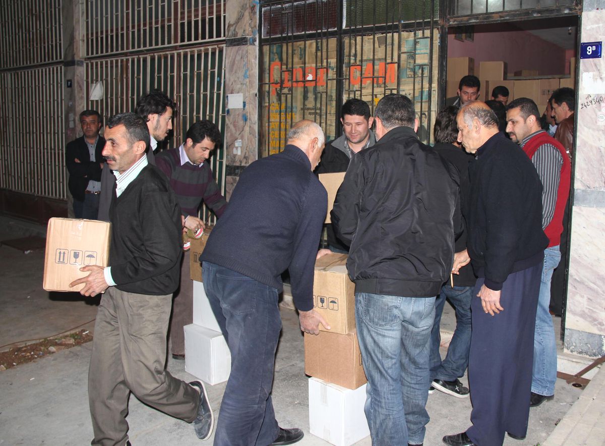 Mersin\'de 10 Bin Şişe Sahte İçki Ele Geçirildi