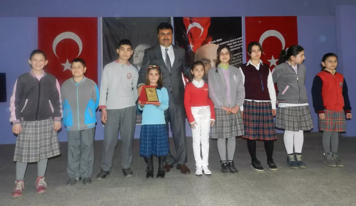 Miniklerin Okuduğu İstiklal Marşı Büyükleri Duygulandırdı