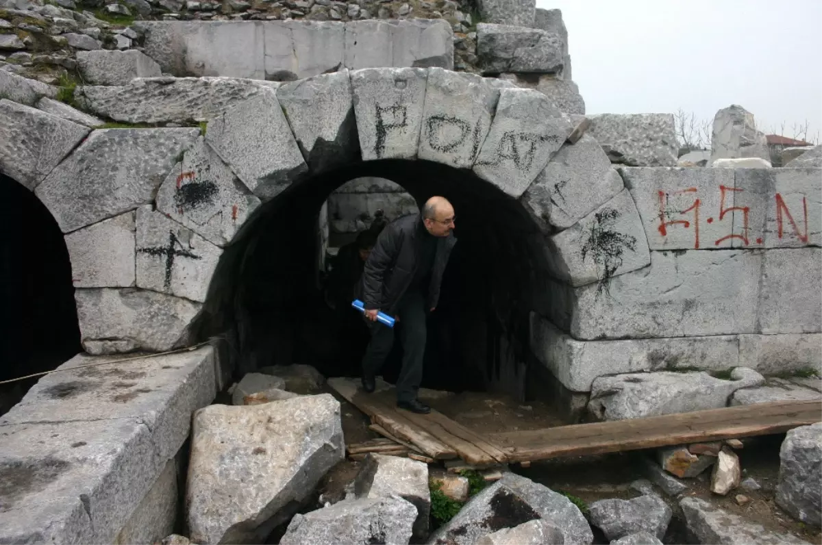 Müzeler Genel Müdür Yardımcısı Gürül Roma Tiyatrosu\'nu İnceledi