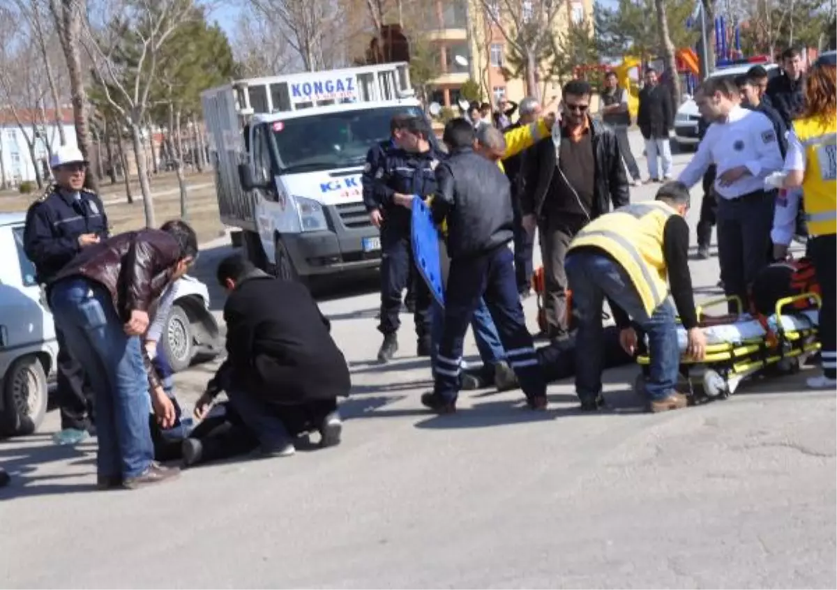 Otomobil ile Kamyonet Çarpıştı, 3 Polis Yaralandı