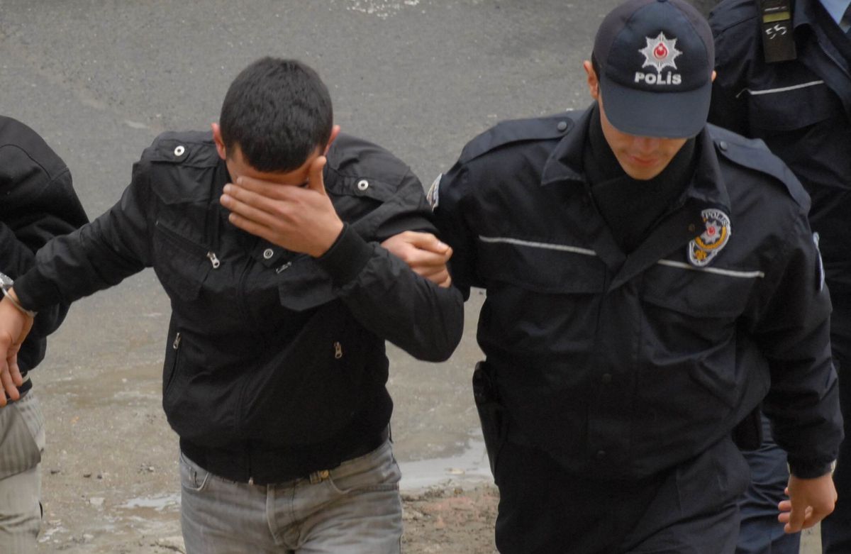 Ruhsatsız Tabancayla Yakalanan Gence Gözaltı