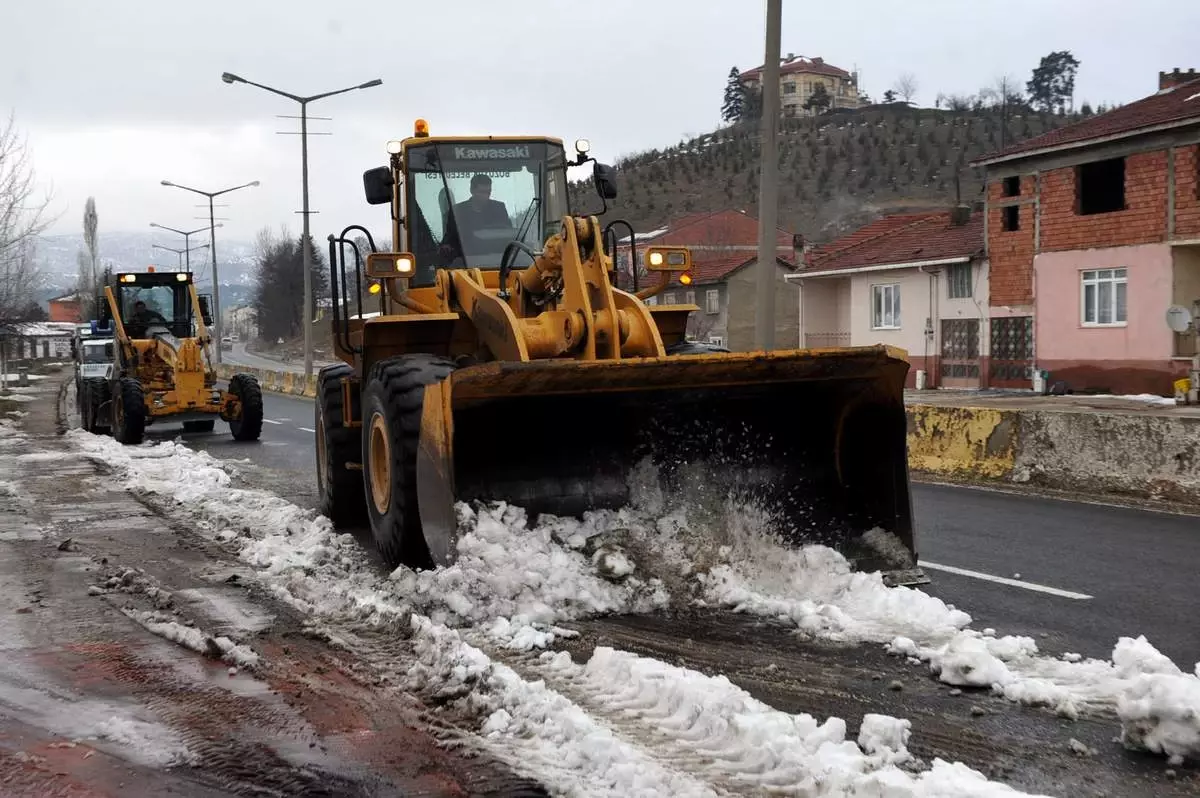 Bozüyük Kardan Temizleniyor