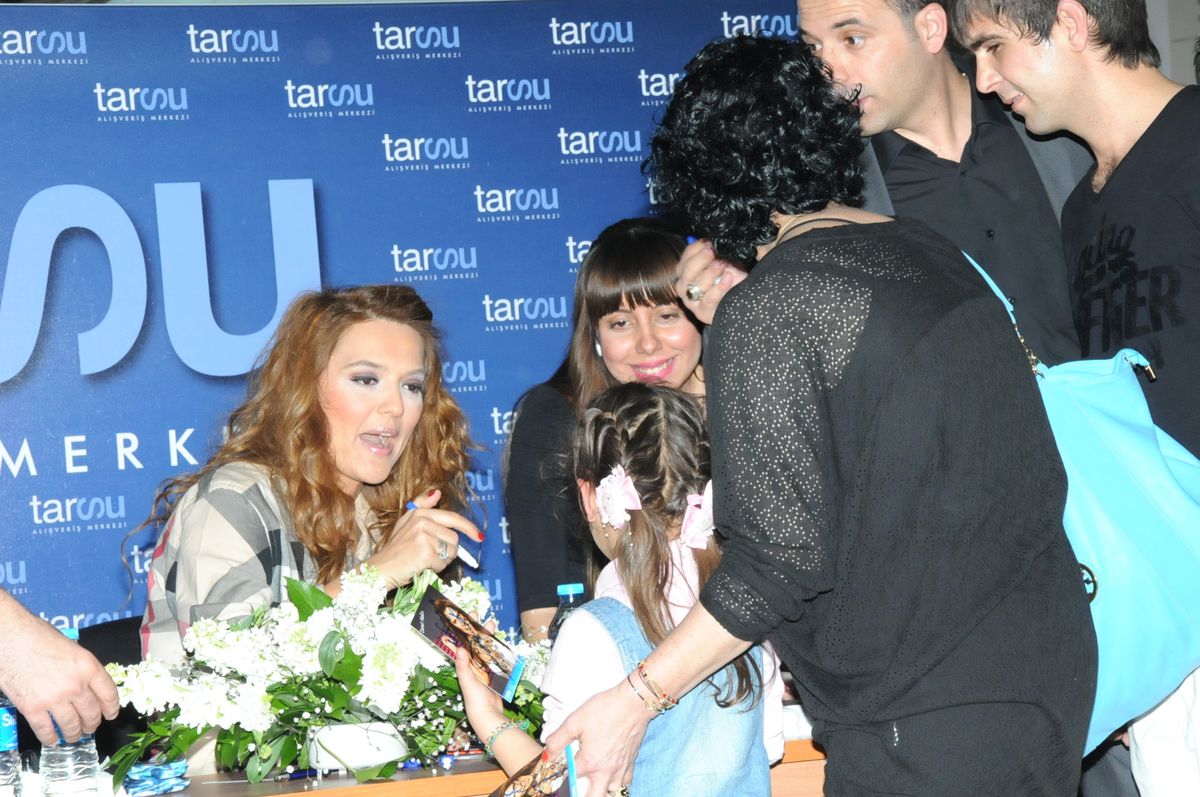 Demet Akalın Konserinde İzdiham